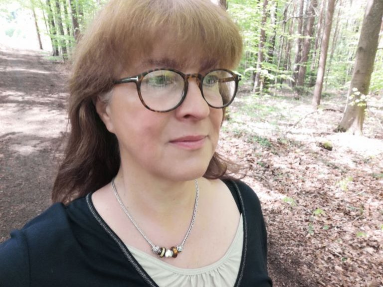 Beim Waldspaziergang im Frühling.