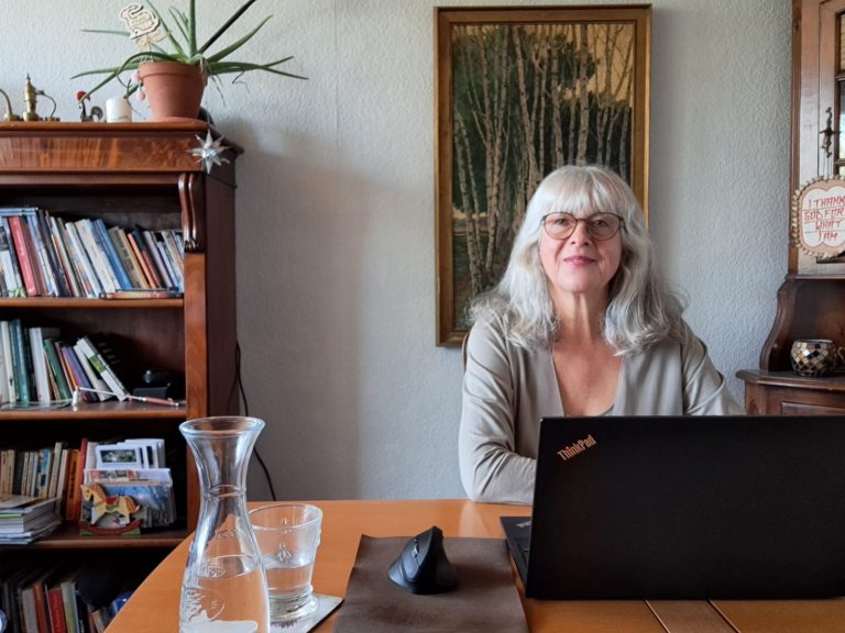 Am Schreibtisch zu Hause.