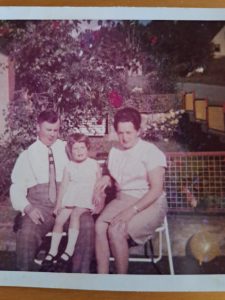 Als etwa 3-jährige mit meinen Eltern